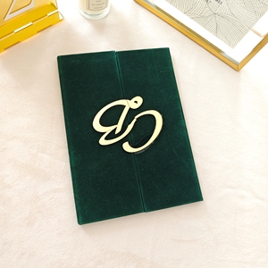 Inviti di Nozze di Lusso in Acrilico con Copertina Rigida in Camoscio Verde Scuro e Lettere Dorate a Specchio, Monogramma Nuziale - Product Image 6