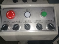 Machine à chanfreiner les extrémités de tuyaux pneumatiques, adaptée au traitement des tuyaux, produisant des chanfreinements uniformes.