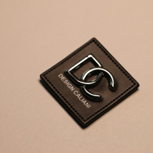 Chất lượng cao tùy chỉnh thiết kế logo 3D Bản vá lỗi thân thiện với môi mạ điện kim loại kết hợp với da bò cao cấp phụ kiện quần áo - Product Image 6