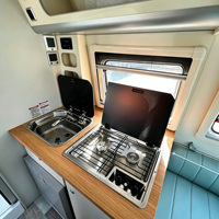 Caravane de style rétro avec cuisine compacte complète et extérieur personnalisé, caravane remorquable à coque arrondie lisse pour les voyages en camping
