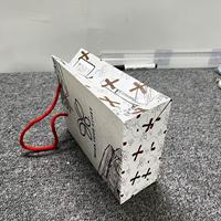 Sac cadeau en papier cartonné de luxe personnalisé avec poignées en corde de coton et soie, logo imprimé pour la promotion