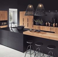 Armoire murale suspendue en bois massif moderne avec un design cannelé et une finition laquée, dotée d'une table d'appoint et d'étagères en verre pour le rangement