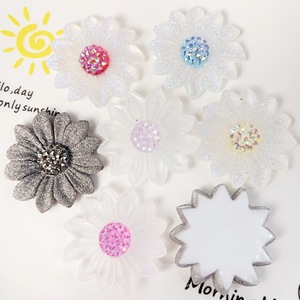 Perles de fleurs transparentes blanches de 44 mm en forme de tournesol à coller sur les vêtements et fleurs plates à coller sur les empeignes de chaussures comme décoration, fleurs de marguerite - Product Image 4