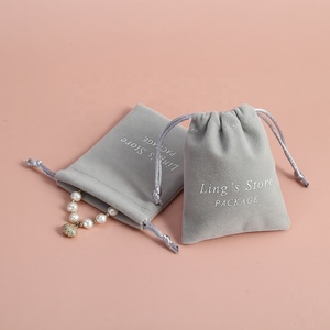 Bolsa de Terciopelo para Joyería con Logotipo Personalizado, 13*18 cm, Color Gris Suave, con Cordón y Estampado Elegante para Empaque de Regalos - Product Image 1