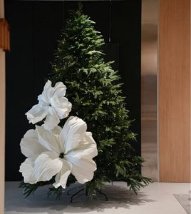 L-169 Elegante, Schlichte Riesige Weihnachtsbaum-Dekoration mit Weißen Künstlichen Blütenköpfen für Schaufenster und Außendekoration - Product Image 1