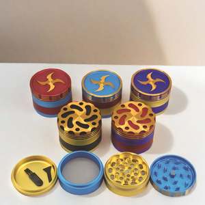 Molino de Hierbas de Aluminio Clásico de Calidad de Lujo, Molinillo de Hierbas Secas Personalizado, Triturador de Hierbas de 63 mm y 4 Capas - Product Image 3