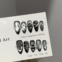 Ongles press-on faits à la main, au design sombre haut de gamme, effet œil-de-chat et style punk euro-américain, en forme d'amande.