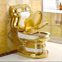 Ensemble de sanitaires en porcelaine de luxe au design doré, comprenant une toilette deux pièces en céramique et un lavabo sur colonne