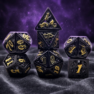 Jeu de dés polyédriques 7 pièces en métal gravé, dés de jeu de société D&D creux, design noir et or, durable - Product Image 1