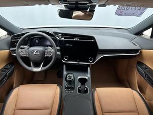 Lexus <span class=keywords><strong>RZ</strong></span> <span class=keywords><strong>2023</strong></span> Modèle 450e SUV Automatique Édition Premium Cuir Foncé Véhicule Purement Électrique Roues R18 Caméra Arrière - Product Image 4