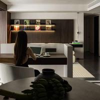 Ensemble de meubles de cuisine modulaires modernes bicolores écologiques, design sans poignées, vitrine en verre, îlot en aspect marbre, évier et robinet