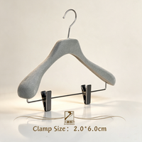 Conçu avec un revêtement floqué intégral et une pince antidérapante en dessous pour la présentation des vêtements, cintre en bois massif
