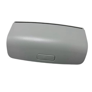 Étui à lunettes de soleil pour Volkswagen Tiguan Skoda Superb 1KD868837 gris beige en plastique couleur unie - Product Image 3
