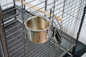 Comoda Gabbia Voliera di Lusso Grande in Metallo e Ferro Nero per Pappagalli Canarini e Cocorite in Vendita - Product Image 3