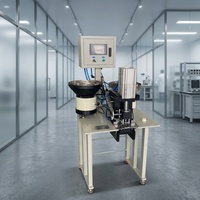 Machine automatique de pose d'œillets, de rivets et de boutonnières