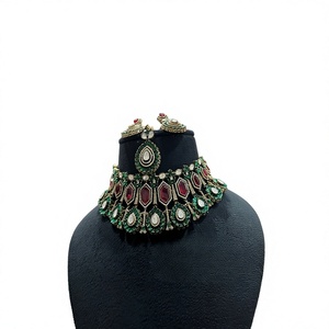 Conjunto de collar y aretes con piedras de latón chapado en oro estilo Kundan, con tikka, moderno, para bodas, compromisos y aniversarios indios. - Product Image 2
