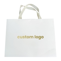 Sac en papier d'art biodégradable de luxe pour l'emballage de détail, avec logo gaufré, marquage à chaud et poignée longue, idéal pour vêtements, chaussures et accessoires