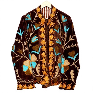 Veste d'automne pour femme en velours marron brodé de fleurs et de rayures, col mandarin, manches longues, design artisanal éco-responsable - Product Image 1