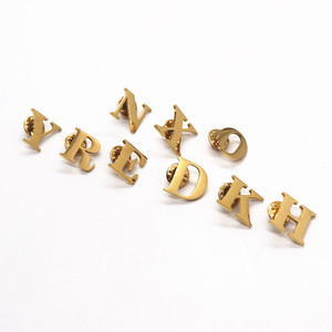 Souvenirs: Pines de solapa, insignias y broches de esmalte dorado con los 26 letras del alfabeto de la A a la Z, y pines de esmalte personalizados de acero inoxidable con las 26 letras del alfabeto de la A a la Z en dorado. - Product Image 3