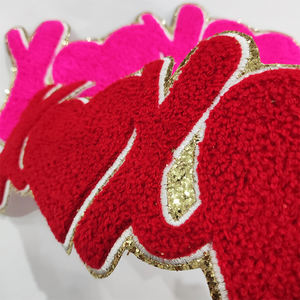 Toalla de chenilla grande personalizada al por mayor para el Día de San Valentín Xoxo bordado letras lentejuelas parches de hierro para ropa - Product Image 4
