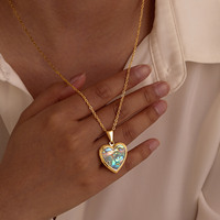 Collier à médaillon en forme de cœur en acier inoxydable doré pour femme avec pendentif ouvrable à motif d'ormeau blanc