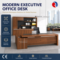 Bureau de direction contemporain avec grande surface de travail et rangement latéral pour un espace de travail professionnel