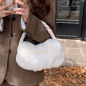 Sac fourre-tout en peluche moelleux blanc, sac à main texturé doux pour tenues de tous les jours, hiver 2022 - Product Image 2