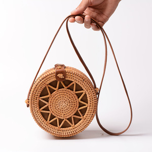<span class=keywords><strong>Sac</strong></span> à <span class=keywords><strong>bandoulière</strong></span> rond en paille tressée fait main pour femme – Idéal pour l'été et la plage - Product Image 1