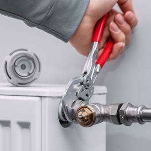 Pince à mâchoires réglables Knipex 1 1/8 po en acier au chrome-vanadium de qualité industrielle, à cliquet, à mâchoires métriques dentelées - Product Image 1