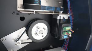 เครื่องพิมพ์ยูวีแบบม้วนต่อม้วน Yinstar 1.8 เมตร พร้อมหัวพิมพ์ I3200 สำหรับพิมพ์สติกเกอร์ไวนิลและป้ายไวนิล - Product Image 5