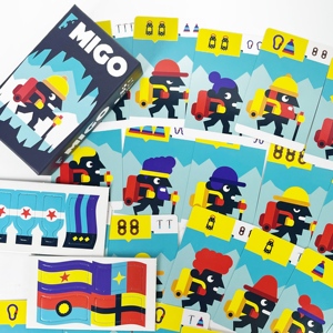 משחק קלפים אסטרטגי של MIGO בגרסה אנגלית, פורמט קומפקטי וידידותי לנסיעות, מושלם למשחק מהנה בדרכים, למסיבות ולמשפחה.