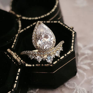 Anello da Cocktail H075 Wings con Diamante Naturale a Goccia e Incastonatura Pavé, Anello di Fidanzamento alla Moda per Donne - Product Image 3