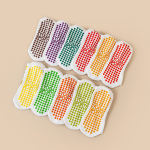 Chaussettes de sport antidérapantes en jacquard à motif de fruits de dessin animé pour le Pilates - Product Image 2