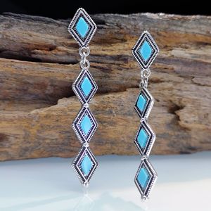 Orecchini Pendenti Vintage a Forma di Foglia con Diamanti e Accenti Colorati, Design Retrò, Accessori di Moda per Donne - Product Image 4