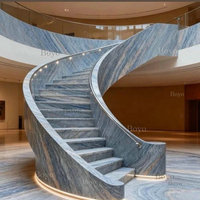 Escalier en spirale mural monolithique incurvé de style loft moderne avec marches en marbre Calacatta Viola pour maison