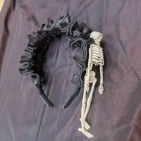 Daimai Accessoires de fête d'Halloween en plastique : Bandeau fluorescent blanc et noir en dentelle, motif crâne, pour déguisement de vampire ou squelette
