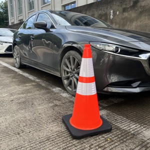 Cono de Tráfico de PVC Altamente Reflectante de 700 mm para Seguridad Vial, Cono de Señalización de Carretera de Plástico Flexible de Alta Visibilidad - Product Image 1