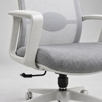 Chaise de bureau ergonomique moderne en maille grise avec dossier haut, assise rembourrée, accoudoirs, mécanisme réglable, base à cinq étoiles et roulettes