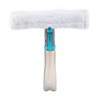 Nettoyage des vitres de salle de bains Nettoyage des vitres Nettoyage des vitres Raclette Spray