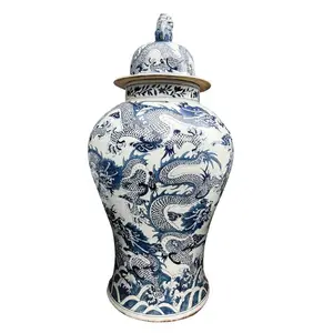Grand pot en céramique bleu et blanc traditionnel chinois pour la décoration de la maison avec une belle image de dragon et un couvercle exquis - Product Image 1