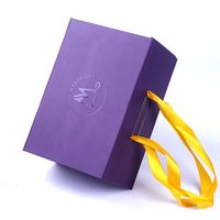 Boîte cadeau pliable personnalisée en carton rigide recyclable, finition mate violette, avec logo UV et ruban jaune, doublure satinée