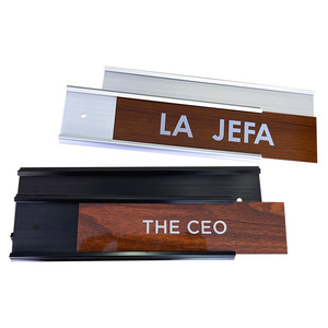 Plaque signalétique en aluminium avec logo gravé or argent noir Impression numérique Montage mural Plaque de bureau Technique de coulée - Product Image 2
