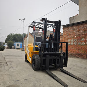 Chariot élévateur diesel TCM 30 3 tonnes 3 mètres Modèle 2023 4x4 Transmission pneus pleins Garantie 1 an Utilisé Tout-terrain - Product Image 3