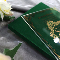 Invitation de mariage personnalisée en velours vert avec couverture rigide royale, pochette et enveloppe en acrylique transparent avec estampage à chaud doré de luxe