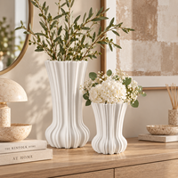 Vase en céramique imprimé en 3D avec des rainures sculpturales et un bord ondulé