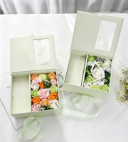 Boîte cadeau de luxe personnalisée en carton gris de type livre, en matériaux recyclés, avec couvercle à fenêtre transparente, fleurs, ruban, panneau de séparation