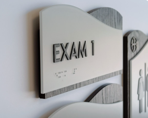 Baños Unisex que Cumplen <span class=keywords><strong>con</strong></span> las Normas ADA, Accesibles para Sillas <span class=keywords><strong>de</strong></span> <span class=keywords><strong>Ruedas</strong></span> <span class=keywords><strong>con</strong></span> Iconos en Relieve y Braille <span class=keywords><strong>de</strong></span> 2 Niveles - Product Image 4