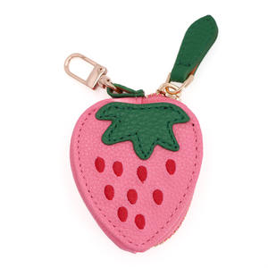 Porte-monnaie fraise en cuir PU durable avec chaîne, mini porte-clés brodé motif fruit mignon, tendance et très vendu - Product Image 5