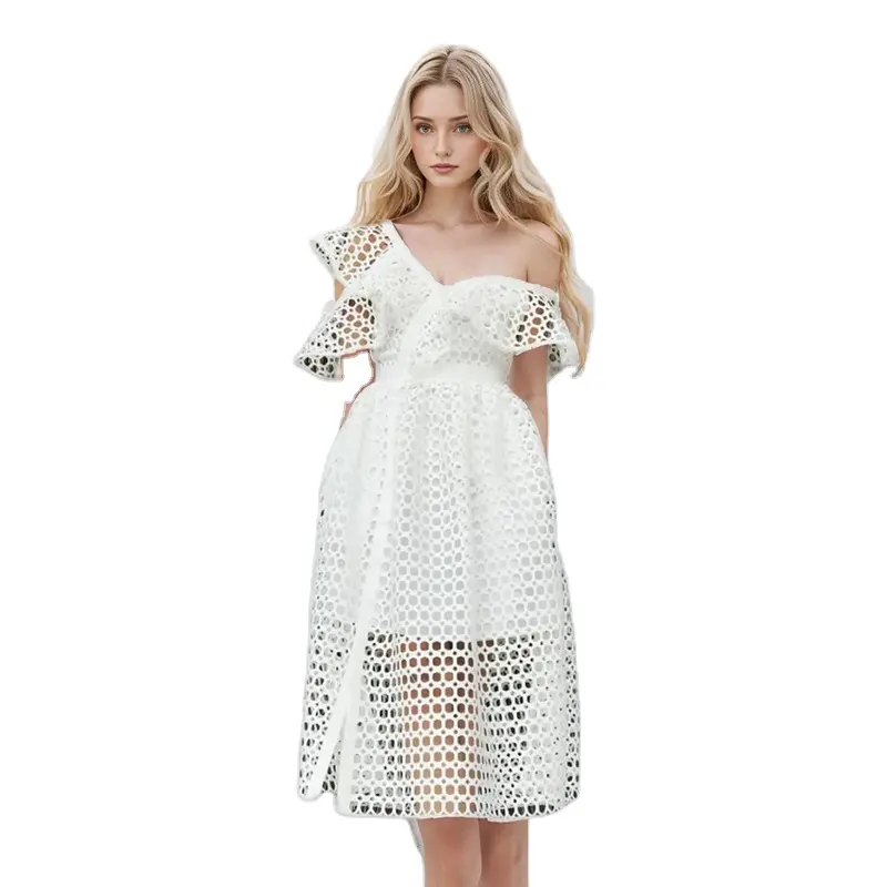 महिलाओं के लिए TWOTWINSTYLE कस्टम सोल्ड हॉलो आउट सफेद ड्रेस छोटी आस्तीन वाली पैचवर्क लेस वाली लंबी ड्रेस