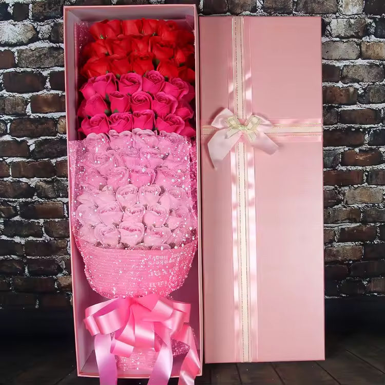 กล่องของขวัญสีชมพูไล่ระดับ 99 พร้อมริบบิ้นคู่สีชมพู